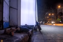 Ngã ngửa với sự thật bức ảnh bé trai 'say giấc nồng' bên vỉa hè