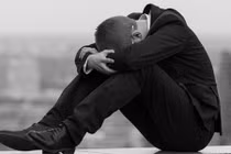 Đêm tân hôn hí hửng cởi váy cưới của vợ rồi hốt hoảng bỏ chạy