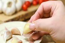 Tác dụng thần kì khi đặt tỏi dưới gối