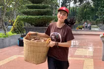 Chán sexy, Angela Phương Trinh giản dị đi chùa, tham gia khóa tu