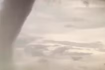 Video: Kinh hãi nhìn vòi rồng kép xuất hiện trên vùng biển miền Trung