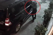 Video: Trộm vặt gương xe sang Land Cruiser nhanh như chớp ở Hà Nội