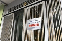 Công ty vận tải âm thầm tháo biển sau vụ bé trai bị bỏ quên trên xe