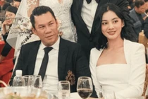 Cẩm Đan để ảnh chụp chung cùng chồng cũ Lệ Quyên trong ốp điện thoại