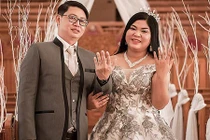 Phát hiện bánh cưới là đồ giả, cô dâu khóc nức nở