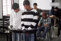 Đi trộm cắp khỏe mạnh, ra tòa ngồi… xe lăn