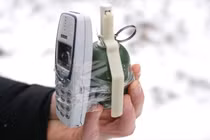 Video: Cục gạch Nokia 3310 vẫn sống sau khi cho nổ với lựu đạn