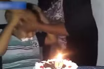 Video: Cậu bé bị lửa đốt cháy tóc vì vội ăn bánh sinh nhật hút triệu view