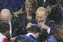 Trao huy chương World Cup: Người phụ nữ đứng gần Putin có hành động lạ