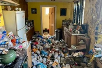 Choáng với ngôi nhà phủ rác, khó có thể bước nổi chân