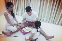 Thủy Tiên trả lời "lạ" khi bị chỉ trích mang con ra làm "chiêu trò"