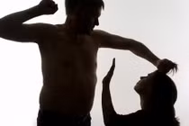 Uất nghẹn với mẹ chồng: "Đã là vợ, chồng đánh cũng không được cãi"