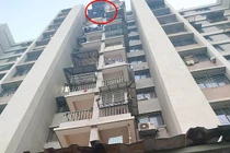 Bé gái Ấn Độ rơi từ tầng 12 xuống đất, gặp "cứu tinh" ở tầng cuối