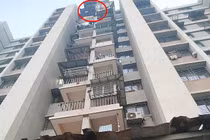 Bé gái Ấn Độ rơi từ tầng 12 xuống đất, gặp "cứu tinh" ở tầng cuối