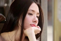 Đang ôm ấp bạn trai, cô gái phát hiện "vật thể lạ" đáng nghi