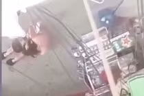 Chồng cầm dao tra vợ ngoại tình: "Mất ngủ vì...thương vợ"