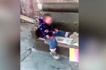 Video: Sốc cảnh cậu bé 4 tuổi ngồi phì phèo thuốc lá như người lớn