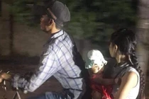 Dân mạng xuýt xoa khoảnh khắc chồng đèo vợ con trên chiếc xe cà tàng