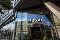 Thuê khách sạn, không ngờ bị quay lén tắm khỏa thân tung lên mạng