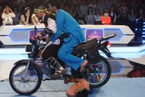 Video: Hoài Linh ngồi xe PKL phi qua người đang nằm trên sân khấu