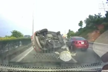 Video: Húc đuôi xe trước, ô tô Santa Fe lật nhào như phim ở Quảng Ninh