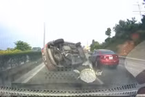 Video: Húc đuôi xe trước, ô tô Santa Fe lật nhào như phim ở Quảng Ninh