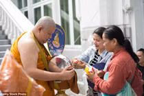 30 vạn nhà sư Thái Lan thừa cân vì đồ ăn dân cho