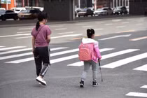 Người mẹ nghèo để con gái mù tự đến trường suốt 5 năm