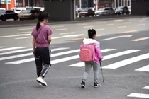 Người mẹ nghèo để con gái mù tự đến trường suốt 5 năm