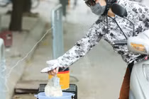 Kiểu buôn bán "Bỏ tiền vào xô, lấy đồ ở chậu" thời Covid-19