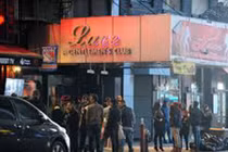 Thâm nhập ổ "nhền nhện" thả rông gạ quý ông "vui vẻ" giữa đường