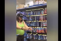 Video: Cô gái bị "gấu" biến thành trò cười trong siêu thị