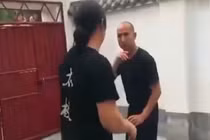 Video: Tung chiêu độc móc mắt, võ sĩ vẫn bại trận