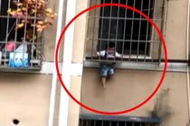 Video: Bé trai ở nhà một mình lủng lẳng giữa các song sắt cửa sổ tầng 3