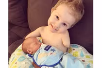 Khoảnh khắc anh trai tật nguyền cố gắng dỗ em ngưng khóc