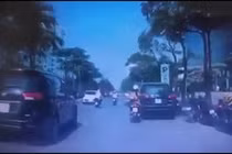 Video: Mẹ địu con chạy xe bất cẩn, té lao đầu vào bánh ôtô ở Hà Nội