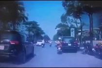 Video: Mẹ địu con chạy xe bất cẩn, té lao đầu vào bánh ôtô ở Hà Nội