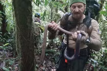 Video: Loài giun đất "kinh dị" dài tới 2m