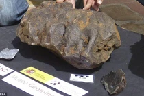 Tìm được cục đá không ngờ là vật ngoài hành tinh giá trăm tỷ