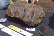 Tìm được cục đá không ngờ là vật ngoài hành tinh giá trăm tỷ