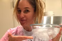 Cô gái làm đẹp da bằng loại nước này mỗi ngày