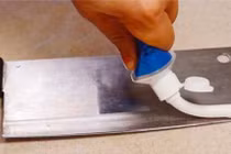 Bôi kem đánh răng lên dao làm bếp, công dụng bất ngờ sau 5 phút