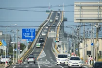 Video: Cây cầu dốc thẳng đứng nổi tiếng nhất Nhật Bản