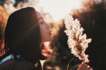 Phụ nữ thời gian dài cô đơn sẽ có những biểu hiện này