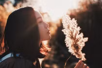 Phụ nữ thời gian dài cô đơn sẽ có những biểu hiện này