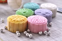 Video: Tô điểm quà biếu Trung thu với bánh dẻo ngũ sắc