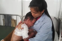 Xót xa khi nghe con trai hỏi “chân con không còn thì đi đâu được mẹ?”