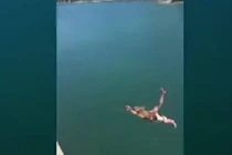 Video: Cô gái mặc bikini lộn nhào xuống nước từ độ cao 12m
