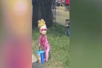 Video: Khỉ mặc đồ búp bê tóc vàng đứng giữa đường như phim kinh dị