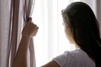 Quý bà suýt mất nghiệp vì say tình "phi công trẻ"